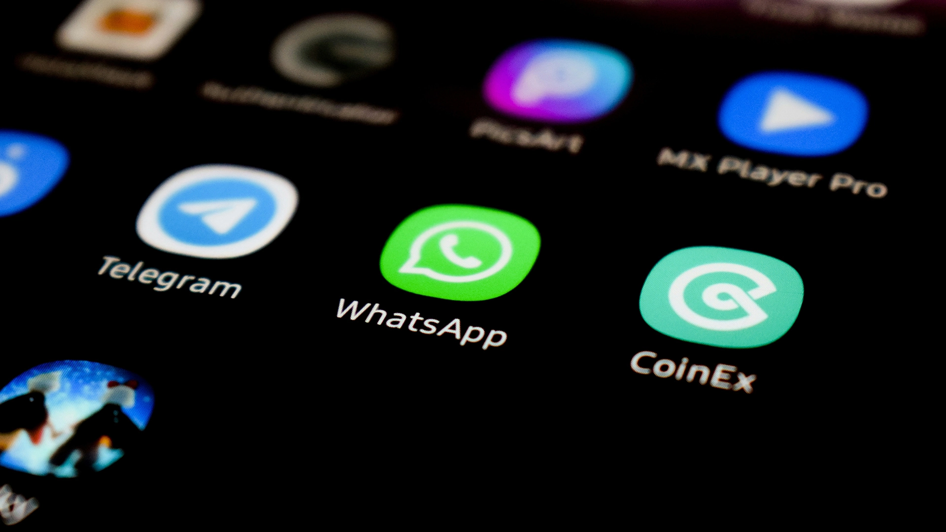 WhatsApp lanseeraa mainokset statuksiin ja lisää maksullisia kanavatoimintoja